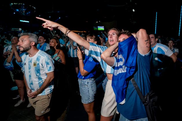 Ambiente en Madrid durante la semifinal del Mundial de fútbol 2026 entre Argentina e Inglaterra The atmosphere in Madrid during the 2026 World Cup semifinal between Argentina and England. Fans of the Argentine national team, Nationalteam during the 2026 World Cup semifinal match between Argentina and England on July 15, 2026, in Madrid, Spain. The semifinal match between Argentina and England will determine which team will face Spain in the final on July 19 in New York. JULY 15, 2026. On Foot. Madrid, Spain  Copyright: xA.xPÃ rezxMecax 7667118 Madrid Madrid Espana *** The atmosphere in Madrid during the 2026 World Cup semifinal between Argentina and England Fans of the Argentine national team during the 2026 World Cup semifinal match between Argentina and England on July 15, 2026, in Madrid, Spain The semifinal match between Argentina and England will determine which team will face Spain in the final on July 19 in New York JULY 15, 2026 On Foot Madrid, Spain  Copyright xA xPérezxMeca 7667118 Madrid Madrid Spain  Copyright: xIMAGO A.xPÃ rezxMecax imago images 0861758033