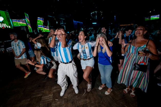 Ambiente en Madrid durante la semifinal del Mundial de fútbol 2026 entre Argentina e Inglaterra The atmosphere in Madrid during the 2026 World Cup semifinal between Argentina and England. Fans of the Argentine national team, Nationalteam during the 2026 World Cup semifinal match between Argentina and England on July 15, 2026, in Madrid, Spain. The semifinal match between Argentina and England will determine which team will face Spain in the final on July 19 in New York. JULY 15, 2026. On Foot. Madrid, Spain  Copyright: xA.xPÃ rezxMecax 7667120 Madrid Madrid Espana *** The atmosphere in Madrid during the 2026 World Cup semifinal between Argentina and England Fans of the Argentine national team during the 2026 World Cup semifinal match between Argentina and England on July 15, 2026, in Madrid, Spain The semifinal match between Argentina and England will determine which team will face Spain in the final on July 19 in New York JULY 15, 2026 On Foot Madrid, Spain  Copyright xA xPérezxMeca 7667120 Madrid Madrid Spain  Copyright: xIMAGO A.xPÃ rezxMecax imago images 0861758064