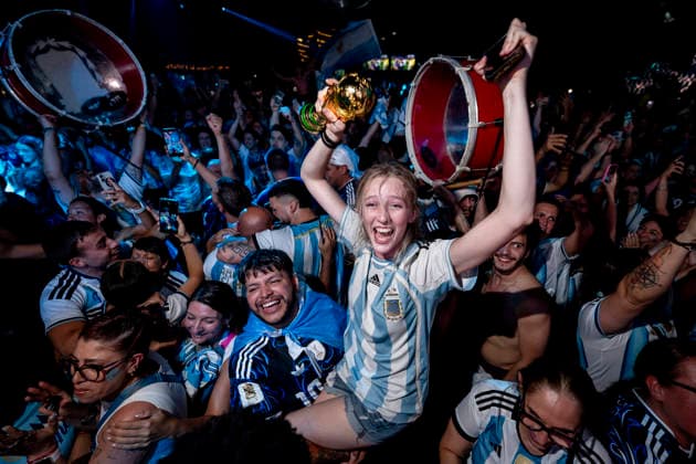 Ambiente en Madrid durante la semifinal del Mundial de fútbol 2026 entre Argentina e Inglaterra The atmosphere in Madrid during the 2026 World Cup semifinal between Argentina and England. Fans of the Argentine national team, Nationalteam during the 2026 World Cup semifinal match between Argentina and England, on July 15, 2026, in Madrid, Spain. The semifinal match between Argentina and England will determine which team will face Spain in the final on July 19 in New York. JULY 15, 2026. On Foot. Madrid, Spain  Copyright: xA.xPÃ rezxMecax 7667110 Madrid Madrid Espana *** The atmosphere in Madrid during the 2026 World Cup semifinal between Argentina and England Fans of the Argentine national team during the 2026 World Cup semifinal match between Argentina and England, on July 15, 2026, in Madrid, Spain The semifinal match between Argentina and England will determine which team will face Spain in the final on July 19 in New York JULY 15, 2026 On Foot Madrid, Spain  Copyright xA xPérezxMeca 7667110 Madrid Madrid Spain  Copyright: xIMAGO A.xPÃ rezxMecax imago images 0861758179