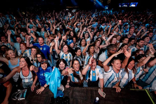 Ambiente en Madrid durante la semifinal del Mundial de fútbol 2026 entre Argentina e Inglaterra The atmosphere in Madrid during the 2026 World Cup semifinal between Argentina and England. Fans of the Argentine national team, Nationalteam during the 2026 World Cup semifinal match between Argentina and England, on July 15, 2026, in Madrid, Spain. The semifinal match between Argentina and England will determine which team will face Spain in the final on July 19 in New York. JULY 15, 2026. On Foot. Madrid, Spain  Copyright: xA.xPÃ rezxMecax 7667111 Madrid Madrid Espana *** The atmosphere in Madrid during the 2026 World Cup semifinal between Argentina and England Fans of the Argentine national team during the 2026 World Cup semifinal match between Argentina and England, on July 15, 2026, in Madrid, Spain The semifinal match between Argentina and England will determine which team will face Spain in the final on July 19 in New York JULY 15, 2026 On Foot Madrid, Spain  Copyright xA xPérezxMeca 7667111 Madrid Madrid Spain  Copyright: xIMAGO A.xPÃ rezxMecax imago images 0861758181