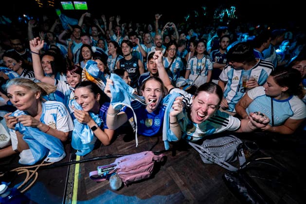 Ambiente en Madrid durante la semifinal del Mundial de fútbol 2026 entre Argentina e Inglaterra The atmosphere in Madrid during the 2026 World Cup semifinal between Argentina and England. Fans of the Argentine national team, Nationalteam during the 2026 World Cup semifinal match between Argentina and England, on July 15, 2026, in Madrid, Spain. The semifinal match between Argentina and England will determine which team will face Spain in the final on July 19 in New York. JULY 15, 2026. On Foot. Madrid, Spain  Copyright: xA.xPÃ rezxMecax 7667112 Madrid Madrid Espana *** The atmosphere in Madrid during the 2026 World Cup semifinal between Argentina and England Fans of the Argentine national team during the 2026 World Cup semifinal match between Argentina and England, on July 15, 2026, in Madrid, Spain The semifinal match between Argentina and England will determine which team will face Spain in the final on July 19 in New York JULY 15, 2026 On Foot Madrid, Spain  Copyright xA xPérezxMeca 7667112 Madrid Madrid Spain  Copyright: xIMAGO A.xPÃ rezxMecax imago images 0861758183