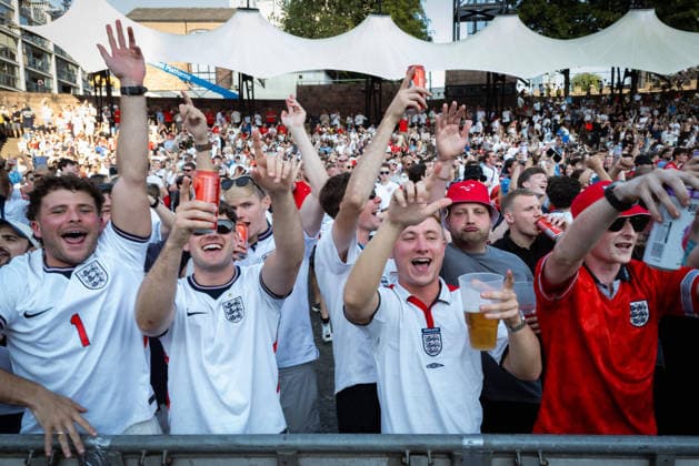 July 15, 2026, Manchester, United Kingdom: England fans start to warm up before the highly anticipated World Cup semi-final. The sold-out Castlefield Bowl, organized by The Road Victory, saw thousands of fans come together to watch England play Argentina in a World Cup battle for the first time since their unforgettable match in France 98. Manchester United, ManU Kingdom  - ZUMAs197 20260715_aaa_s197_163 Copyright: xAndyxBartonx England Vs Argentina World Cup Semi Final In Manchester - 15 Jul 2026  - ZUMA0861 0861758940st Copyright: xIMAGO AndyxBartonx
