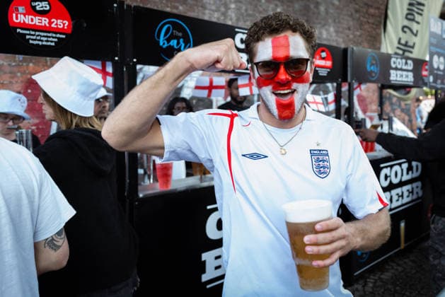 July 15, 2026, Manchester, United Kingdom: An England fan gets a large beer before the highly anticipated World Cup semi-final. The sold-out Castlefield Bowl, organized by The Road Victory, saw thousands of fans come together to watch England play Argentina in a World Cup battle for the first time since their unforgettable match in France 98. Manchester United, ManU Kingdom  - ZUMAs197 20260715_aaa_s197_164 Copyright: xAndyxBartonx England Vs Argentina World Cup Semi Final In Manchester - 15 Jul 2026  - ZUMA0861 0861758942st Copyright: xIMAGO AndyxBartonx