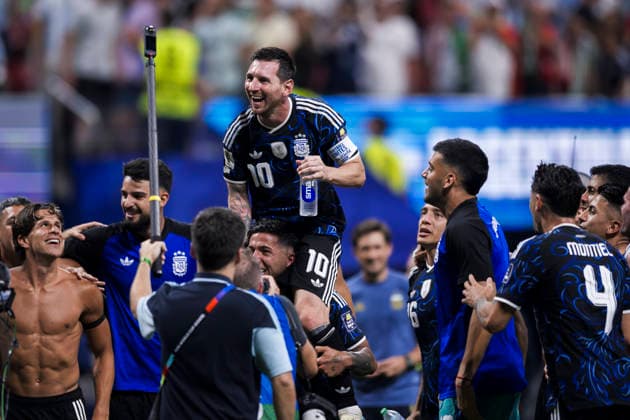 England v Argentina - FIFA World Cup, WM, Weltmeisterschaft, Fussball 2026 Lionel Messi of Argentina celebrates the victory with teammates at the end of the FIFA World Cup 2026 semi final football match between England and Argentina. Atlanta United States Copyright: xNicolòxCampox