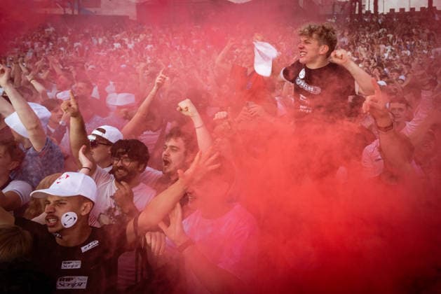 England Vs Argentina World Cup Semi Final in Manchester, UK - 15 JULY 2026. Smoke flares are set off after England score during the highly anticipated World Cup semi-final. The sold-out Castlefield Bowl, organised by The Road Victory, saw thousands of fans come together to watch England play Argentina in a World Cup battle for the first time since France 98. Manchester United, ManU Kingdom Copyright: xAndyxBartonx xSOPAxImagesx 0861772971st