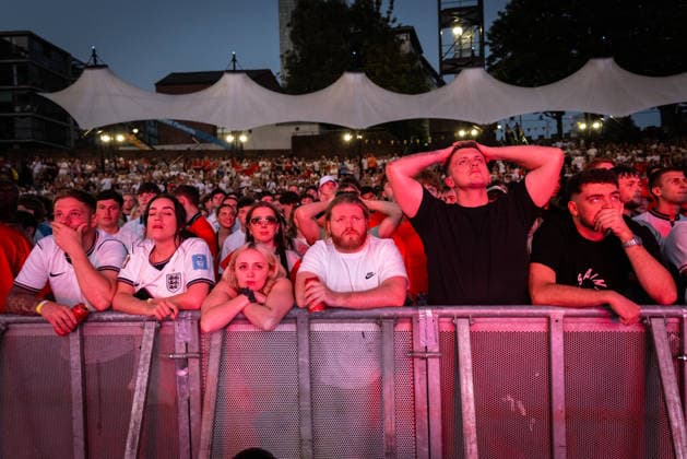 England Vs Argentina World Cup Semi Final in Manchester, UK - 15 JULY 2026. England fans react to going down 2-1 to Argentina during the highly anticipated World Cup semi-final. The sold-out Castlefield Bowl, organised by The Road Victory, saw thousands of fans come together to watch England play Argentina in a World Cup battle for the first time since France 98. Manchester United, ManU Kingdom Copyright: xAndyxBartonx xSOPAxImagesx 0861772975st