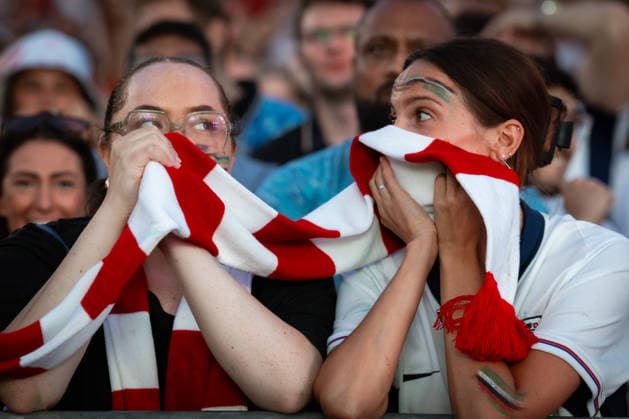 England Vs Argentina World Cup Semi Final in Manchester, UK - 15 JULY 2026. England fans seen as the tension increase after Argentina equalised during the highly anticipated World Cup semi-final. The sold-out Castlefield Bowl, organised by The Road Victory, saw thousands of fans come together to watch England play Argentina in a World Cup battle for the first time since France 98. Manchester United, ManU Kingdom Copyright: xAndyxBartonx xSOPAxImagesx 0861772976st