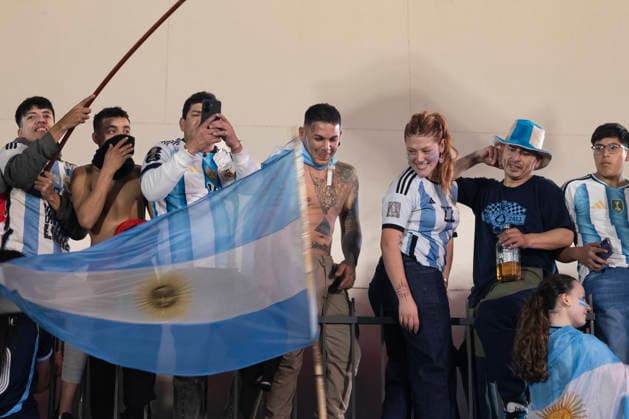 RECORD DATE NOT STATED Celebrations following Argentina™s victory over England. A crowd gathered at the Obelisk to celebrate the national football team™s victory over England, in Buenos Aires, Argentina, on 16 July 2026. Argentina beat England 2 1 in the semi-finals of the World Cup held in the United States and will now face Spain in the final next Sunday. Buenos Aires Argentina Copyright: xImagoxImages EstebanxOsoriox 0861782184st