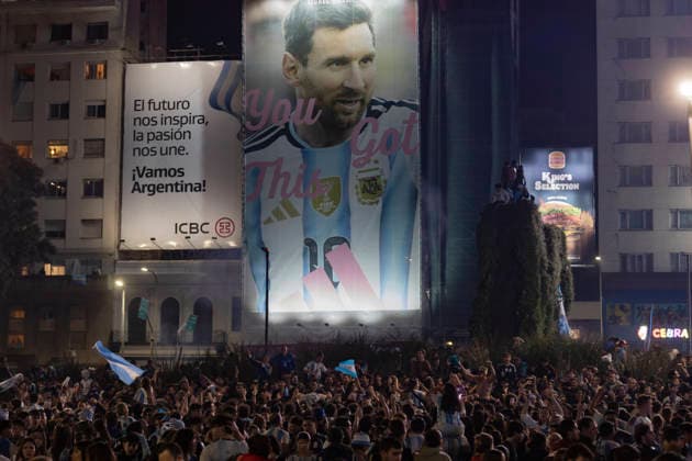 RECORD DATE NOT STATED Celebrations following Argentina™s victory over England. A crowd gathered at the Obelisk to celebrate the national football team™s victory over England, in Buenos Aires, Argentina, on 16 July 2026. Argentina beat England 2 1 in the semi-finals of the World Cup held in the United States and will now face Spain in the final next Sunday. Buenos Aires Argentina Copyright: xImagoxImages EstebanxOsoriox 0861782375st