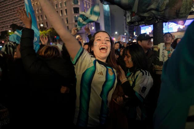 RECORD DATE NOT STATED Celebrations following Argentina™s victory over England. A crowd gathered at the Obelisk to celebrate the national football team™s victory over England, in Buenos Aires, Argentina, on 16 July 2026. Argentina beat England 2 1 in the semi-finals of the World Cup held in the United States and will now face Spain in the final next Sunday. Buenos Aires Argentina Copyright: xImagoxImages EstebanxOsoriox 0861782488st