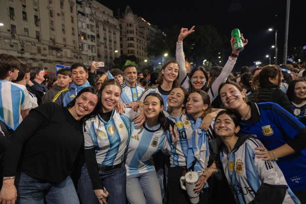 RECORD DATE NOT STATED Celebrations following Argentina™s victory over England. A crowd gathered at the Obelisk to celebrate the national football team™s victory over England, in Buenos Aires, Argentina, on 16 July 2026. Argentina beat England 2 1 in the semi-finals of the World Cup held in the United States and will now face Spain in the final next Sunday. Buenos Aires Argentina Copyright: xImagoxImages EstebanxOsoriox 0861782565st