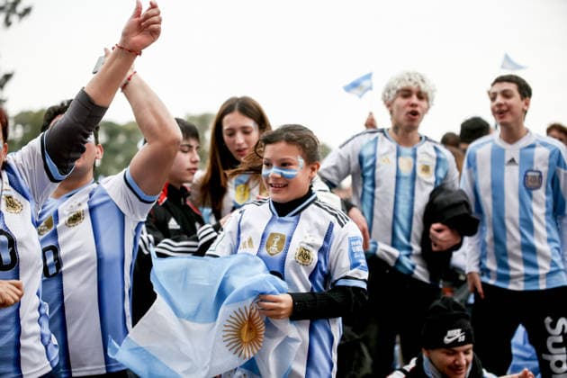 Argentina fans in Buenos Aires, Argentina -15 JULY 2026. Argentina fans seen watching a game between Argentina and England at the fan zone during the semifinal match between Argentina and England. Buenos Aires Argentina Copyright: xRobertoxTueroxx xSOPAxImagesx ROBTUERO_202607153551