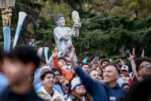 Argentina fans in Buenos Aires, Argentina -15 JULY 2026. Argentina fans seen showing a placard with the image of Maradona at the fan zone during the semifinal match between Argentina and England. Buenos Aires Argentina Copyright: xRobertoxTueroxx xSOPAxImagesx ROBTUERO_202607153558