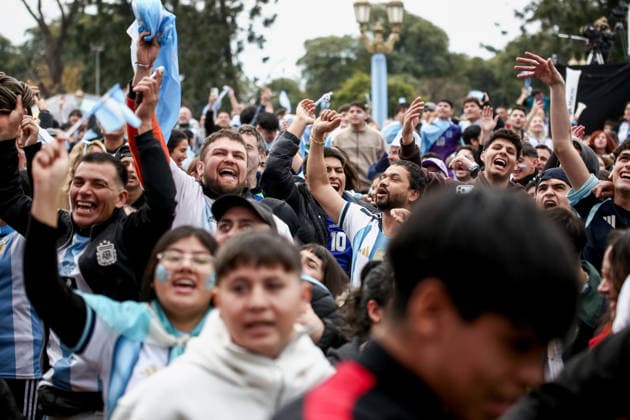 Argentina fans in Buenos Aires, Argentina -15 JULY 2026. Argentina fans seen celebrating at the fan zone set up during the semifinal match between Argentina and England. Buenos Aires Argentina Copyright: xRobertoxTueroxx xSOPAxImagesx ROBTUERO_202607153561