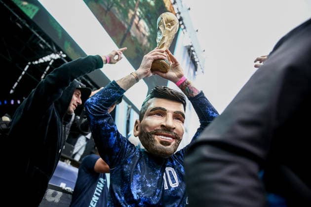 Argentina fans in Buenos Aires, Argentina -15 JULY 2026. Argentina fan seen dressed like Messi at the fan zone set up during the semifinal match between Argentina and England. Buenos Aires Argentina Copyright: xRobertoxTueroxx xSOPAxImagesx ROBTUERO_202607153563
