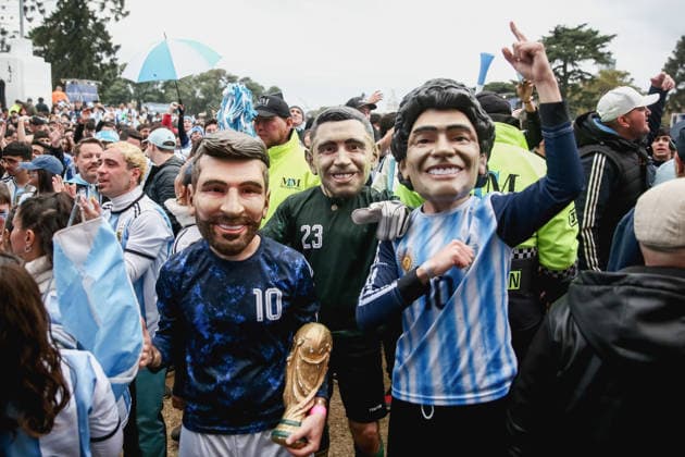 Argentina fans in Buenos Aires, Argentina -15 JULY 2026. Argentina fans seen dressed as Messi, Dibu Martinez and Maradona at the fan zone set up during the semifinal match between Argentina and England. Buenos Aires Argentina Copyright: xRobertoxTueroxx xSOPAxImagesx ROBTUERO_202607153564
