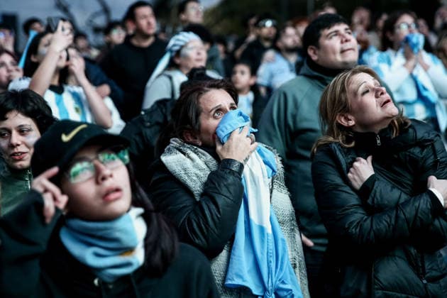 Argentina fans in Buenos Aires, Argentina -15 JULY 2026. Argentina fans seen watching the football match between Argentina and England during the world cup 2026 semi finals. Buenos Aires Argentina Copyright: xRobertoxTueroxx xSOPAxImagesx ROBTUERO_202607153565