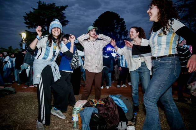 Argentina fans in Buenos Aires, Argentina -15 JULY 2026. Argentina fans seen celebrating at the fan zone set up during the semifinal match between Argentina and England. Buenos Aires Argentina Copyright: xRobertoxTueroxx xSOPAxImagesx ROBTUERO_202607153570