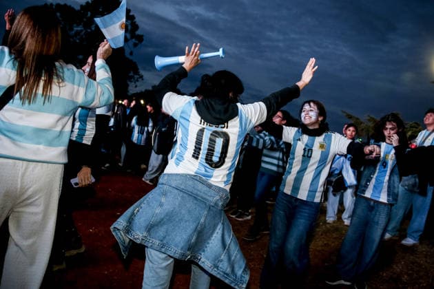 Argentina fans in Buenos Aires, Argentina -15 JULY 2026. Argentina fans seen celebrating at the fan zone set up during the semifinal match between Argentina and England. Buenos Aires Argentina Copyright: xRobertoxTueroxx xSOPAxImagesx ROBTUERO_202607153572