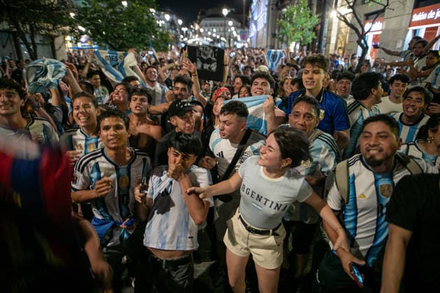 Argentine Fans Celebrate In Madrid Their Advancement To The 2026 World Cup Final. Argentine football fans celebrate their team s qualification for the 2026 FIFA World Cup, WM, Weltmeisterschaft, Fussball final in Madrid s Puerta del Sol square after defeating England 2-1 in the semi-final. Argentina will face Spain in New York on Sunday, July 19. Madrid MADRID Spain  Copyright: xDavidxCanalesx originalFilename:canalescarvajal-argentin260716_npwua.jpg