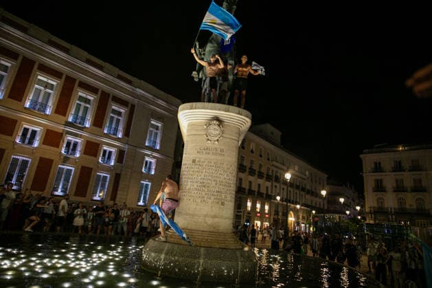 Argentine Fans Celebrate In Madrid Their Advancement To The 2026 World Cup Final. Argentine football fans celebrate their team s qualification for the 2026 FIFA World Cup, WM, Weltmeisterschaft, Fussball final in Madrid s Puerta del Sol square after defeating England 2-1 in the semi-final. Argentina will face Spain in New York on Sunday, July 19. Madrid MADRID Spain  Copyright: xDavidxCanalesx originalFilename:canalescarvajal-argentin260716_npBpe.jpg