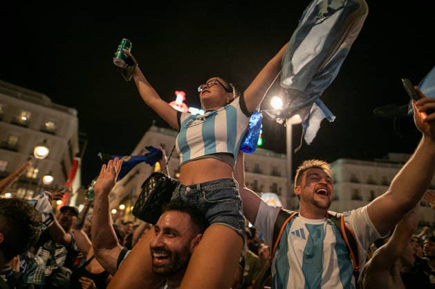 Argentine Fans Celebrate In Madrid Their Advancement To The 2026 World Cup Final. Argentine football fans celebrate their team s qualification for the 2026 FIFA World Cup, WM, Weltmeisterschaft, Fussball final in Madrid s Puerta del Sol square after defeating England 2-1 in the semi-final. Argentina will face Spain in New York on Sunday, July 19. Madrid MADRID Spain  Copyright: xDavidxCanalesx originalFilename:canalescarvajal-argentin260716_np5Yp.jpg