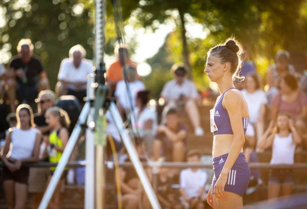 Abendsportfest Pfungstadt; Pfungstadt, 15.07.2026 Fokussiert: Amelie Mense (GER TV Waldstraße Wiesbaden) am Start ihres 800m-Laufs; Abendsportfest Pfungstadt am 15.07.2026 im TSV-Stadion in Pfungstadt (Hessen). *** Pfungstadt Evening Sports Meet, Pfungstadt, July 15, 2026: Amelie Mense of GER TV Waldstraße Wiesbaden looks focused at the starting line of her 800-meter race at the Pfungstadt Evening Sports Meet on July 15, 2026, at the TSV Stadium in Pfungstadt, Hesse Copyright: xBEAUTIFULxSPORTS R.xSchmittx