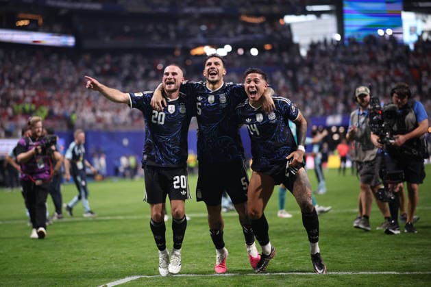 England v Argentina: Semi Final - FIFA World Cup, WM, Weltmeisterschaft, Fussball 2026 Argentina s Alexis Mac Allister (L), Leandro Paredes (C) and Enzo Fernandez celebrate their win over England in the FIFA World Cup Semi Final match between England and Argentina at the AKA Mercedes-Benz Stadium, Atlanta, on July 15, 2026. Atlanta Georgia United Kingdom  Copyright: xMIxNewsx originalFilename:fletcher-englandv260715_npi5M.jpg