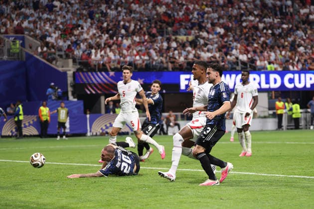 England v Argentina: Semi Final - FIFA World Cup, WM, Weltmeisterschaft, Fussball 2026 Argentina s Alexis Mac Allister misses a chance with a diving header during the FIFA World Cup Semi-Final match between England and Argentina at the Mercedes-Benz Stadium in Atlanta, United States, on July 15, 2026. Atlanta Georgia United Kingdom  Copyright: xMIxNewsx originalFilename:fletcher-englandv260715_npumK.jpg