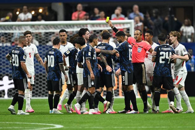 England v Argentina: Semi Final - FIFA World Cup, WM, Weltmeisterschaft, Fussball 2026 Match referee Ismail Elfath shows Argentina s Cristian Romero a yellow card during the FIFA World Cup semi-final match between England and Argentina at the AKA Mercedes-Benz Stadium in Atlanta on July 15, 2026. Atlanta Georgia United Kingdom  Copyright: xMIxNewsx originalFilename:fletcher-englandv260715_npnB9.jpg
