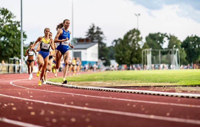 Abendsportfest Pfungstadt; Pfungstadt, 15.07.2026 Unterwegs im 1500m-Lauf: Verena Meisl (GER TV Wattenscheid 01), dahinter ist Ava Lloyd (GBR Großbritannien und Nordirland) zu sehen; Abendsportfest Pfungstadt am 15.07.2026 im TSV-Stadion in Pfungstadt (Hessen). *** Pfungstadt Evening Sports Meet, Pfungstadt, July 15, 2026. Verena Meisl (GER TV Wattenscheid 01) in the 1500m race, with Ava Lloyd (GBR, Great Britain and Northern Ireland) visible behind her at the Pfungstadt Evening Sports Meet on July 15, 2026, at the TSV Stadium in Pfungstadt, Hesse Copyright: xBEAUTIFULxSPORTS R.xSchmittx