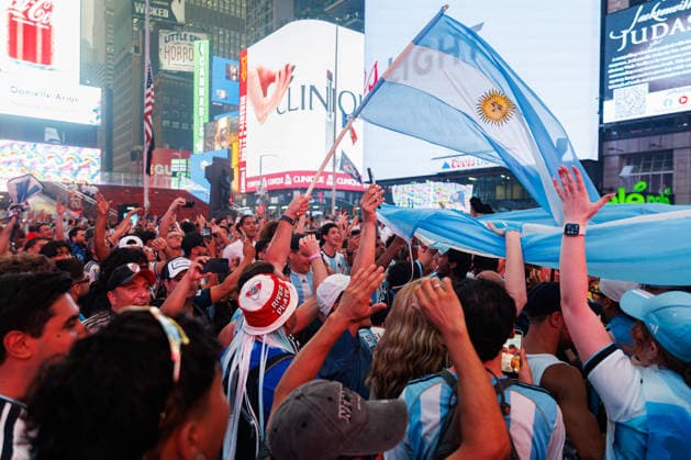 Fans Of Argentina Celebrate The Victory Against England In The FIFA World Cup, WM, Weltmeisterschaft, Fussball 2026 In New York City Argentina national football team fans wave a national flag and celebrate in Times Square in New York, United States, on July 15, 2026, after Argentina defeated England 2-1 to advance to the FIFA World Cup final. New York United States  Copyright: xFedericoxTorresx originalFilename:torres-notitle260715_nptJ6.jpg