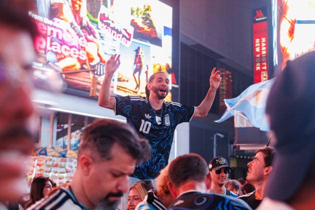 Fans Of Argentina Celebrate The Victory Against England In The FIFA World Cup, WM, Weltmeisterschaft, Fussball 2026 In New York City Argentina fans sing and cheer in Times Square, celebrating their team s semifinal victory over England on July 15, 2026, in New York, United States. New York United States  Copyright: xFedericoxTorresx originalFilename:torres-notitle260715_npV6r.jpg