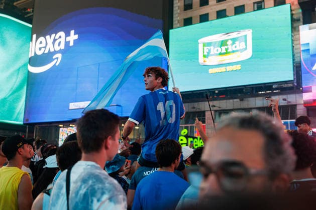 Fans Of Argentina Celebrate The Victory Against England In The FIFA World Cup, WM, Weltmeisterschaft, Fussball 2026 In New York City A fan wearing a Lionel Messi number 10 jersey sits on shoulders holding an Argentine flag in Times Square during celebrations for the 2-1 semifinal win against England on July 15, 2026, in New York, United States. New York United States  Copyright: xFedericoxTorresx originalFilename:torres-notitle260715_npBaF.jpg