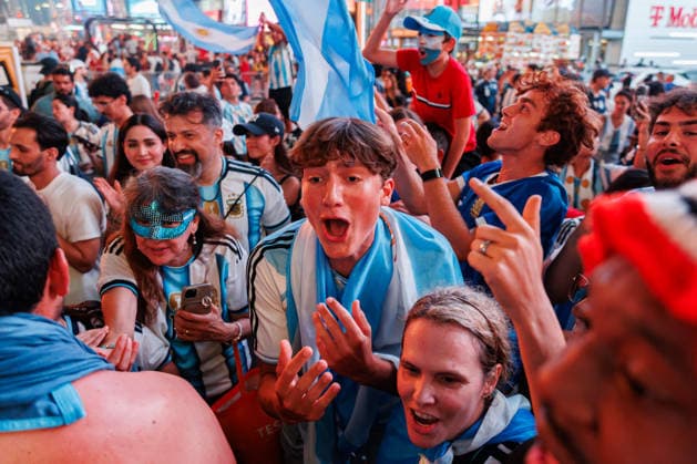 Fans Of Argentina Celebrate The Victory Against England In The FIFA World Cup, WM, Weltmeisterschaft, Fussball 2026 In New York City Argentina football fans gather in Times Square to celebrate their team s victory over England in the World Cup semifinals on July 15, 2026, in New York, United States. New York United States  Copyright: xFedericoxTorresx originalFilename:torres-notitle260715_npe0Q.jpg
