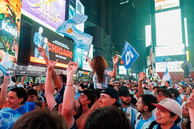 Fans Of Argentina Celebrate The Victory Against England In The FIFA World Cup, WM, Weltmeisterschaft, Fussball 2026 In New York City A female supporter sits on shoulders waving the Argentina flag as fans block the streets of Times Square to celebrate a World Cup semifinal win on July 15, 2026, in New York, United States. New York United States  Copyright: xFedericoxTorresx originalFilename:torres-notitle260715_npjFu.jpg