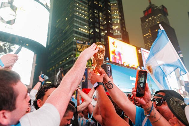 Fans Of Argentina Celebrate The Victory Against England In The FIFA World Cup, WM, Weltmeisterschaft, Fussball 2026 In New York City Argentina fans hold a replica of the FIFA World Cup trophy during post-match celebrations following their semifinal victory over England in Times Square on July 15, 2026, in New York, United States. New York United States  Copyright: xFedericoxTorresx originalFilename:torres-notitle260715_npkmE.jpg