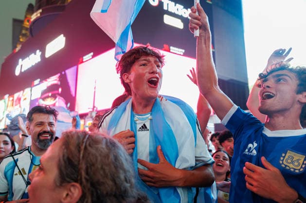 Fans Of Argentina Celebrate The Victory Against England In The FIFA World Cup, WM, Weltmeisterschaft, Fussball 2026 In New York City An emotional young Argentina fan chants with a national flag draped around his shoulders during a massive World Cup semifinal victory celebration in Times Square on July 15, 2026, in New York, New York. New York United States  Copyright: xFedericoxTorresx originalFilename:torres-notitle260715_npP42.jpg