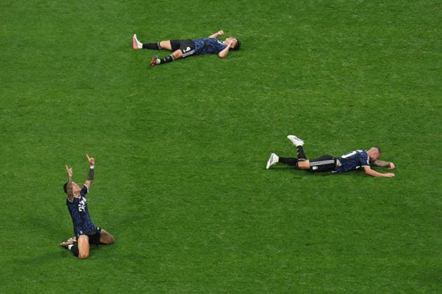 England v Argentina 15 July 2026, Atlanta - FIFA World Cup, WM, Weltmeisterschaft, Fussball Football - Semi-Final - England v Argentina - Enzo Fernandez, Alexis Mac Allister and Julian Alvarez of Argentina celebrate victory on the final whistle - Photo: Charlotte Wilson Offside. Atlanta USA *** England gegen Argentinien, 15. Juli 2026, Atlanta – Halbfinale der FIFA-Fußball-Weltmeisterschaft: England gegen Argentinien. Enzo Fernández, Alexis Mac Allister und Julián Álvarez aus Argentinien feiern nach dem Schlusspfiff den Sieg. Foto: Charlotte Wilson, Offside, Atlanta, USA  Copyright: xCharlottexWilsonx xOffsidexOffside