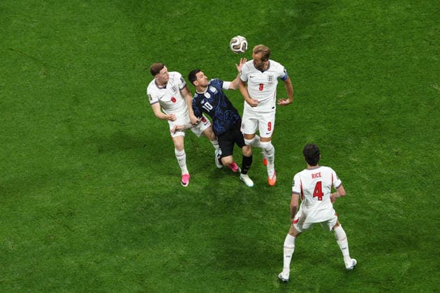England v Argentina 15 July 2026, Atlanta - FIFA World Cup, WM, Weltmeisterschaft, Fussball Football - Semi-Final - England v Argentina - Elliot Anderson and Harry Kane of England surround Lionel Messi of Argentina - Photo: Charlotte Wilson Offside. Atlanta USA *** England gegen Argentinien, 15. Juli 2026, Atlanta, Halbfinale der FIFA-Fußball-Weltmeisterschaft: England gegen Argentinien. Elliot Anderson und Harry Kane aus England umringen Lionel Messi aus Argentinien. Foto: Charlotte Wilson, Offside, Atlanta, USA  Copyright: xCharlottexWilsonx xOffsidexOffside