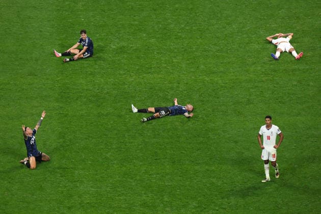 England v Argentina 15 July 2026, Atlanta - FIFA World Cup, WM, Weltmeisterschaft, Fussball Football - Semi-Final - England v Argentina - Argentina players celebrate while England players look dejected at the final whistle - Photo: Charlotte Wilson Offside. Atlanta USA *** England gegen Argentinien, 15. Juli 2026, Atlanta – Halbfinale der FIFA-Fußball-Weltmeisterschaft: England gegen Argentinien. Die argentinischen Spieler feiern, während die englischen Spieler nach dem Schlusspfiff niedergeschlagen wirken. Foto: Charlotte Wilson, Offside, Atlanta, USA  Copyright: xCharlottexWilsonx xOffsidexOffside