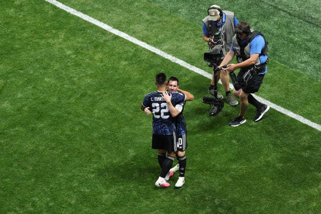 England v Argentina 15 July 2026, Atlanta - FIFA World Cup, WM, Weltmeisterschaft, Fussball Football - Semi-Final - England v Argentina - Lautaro Martinez of Argentina celebrates scoring the winning goal with Lionel Messi - Photo: Charlotte Wilson Offside. Atlanta USA *** England gegen Argentinien, 15. Juli 2026, Atlanta – Halbfinale der FIFA-Fußball-Weltmeisterschaft: England gegen Argentinien. Lautaro Martínez aus Argentinien feiert gemeinsam mit Lionel Messi den Siegtreffer. Foto: Charlotte Wilson. Abseits. Atlanta, USA  Copyright: xCharlottexWilsonx xOffsidexOffside