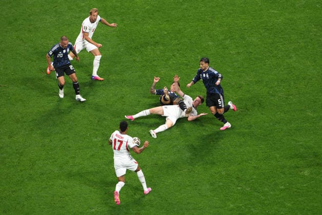 England v Argentina 15 July 2026, Atlanta - FIFA World Cup, WM, Weltmeisterschaft, Fussball Football - Semi-Final - England v Argentina - Enzo Fernandez of Argentina and Elliot Anderson of England tangle on the floor as other players close in - Photo: Charlotte Wilson Offside. Atlanta USA *** England gegen Argentinien, 15. Juli 2026, Atlanta – Halbfinale der FIFA-Fußball-Weltmeisterschaft: England gegen Argentinien. Enzo Fernández aus Argentinien und Elliot Anderson aus England geraten am Boden aneinander, während andere Spieler näher kommen. Foto: Charlotte Wilson, Offside, Atlanta, USA  Copyright: xCharlottexWilsonx xOffsidexOffside