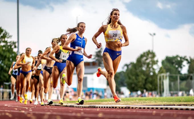 Sport Themen der Woche KW29 Abendsportfest Pfungstadt; Pfungstadt, 15.07.2026 Im Fokus: Verena Meisl (GER TV Wattenscheid 01) unterwegs im 1500m-Lauf, vor ihr in der Unschärfe ist Tempomacherin Lara Tortell (GER Athletics Team Karben) zu sehen; Abendsportfest Pfungstadt am 15.07.2026 im TSV-Stadion in Pfungstadt (Hessen). *** Pfungstadt Evening Track Meet, Pfungstadt, July 15, 2026 In the spotlight: Verena Meisl of GER TV Wattenscheid 01 competing in the 1500m race; and in the background, slightly out of focus, is pacer Lara Tortell of GER Athletics Team Karben. The Pfungstadt Evening Track Meet took place on July 15, 2026, at the TSV Stadium in Pfungstadt, Hesse. Copyright: xBEAUTIFULxSPORTS R.xSchmittx