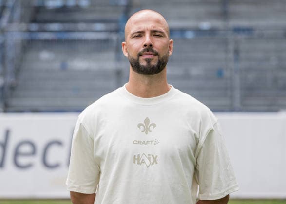 15.07.2026, xfux, Fussball 2.Bundesliga, SV Darmstadt 98 Fototermin Saison 2026 2027 - Porträttermin 2026 2027, v.l. Torwarttrainer Alexander Kynaß Kynass (SV Darmstadt 98) Darmstadt *** July 15, 2026, xfux, Soccer, 2. Bundesliga, SV Darmstadt 98 Photo Shoot for the 2026–2027 Season, Portrait Session for the 2026–2027 Season, from left: Goalkeeper Coach Alexander Kynaß (Kynass), SV Darmstadt 98, Darmstadt
