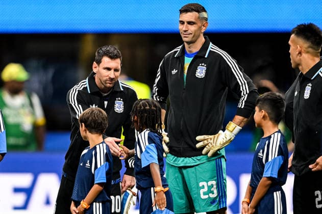 ATLANTA, GEORGIA - JULY 15: Lionel Messi of Argentina and Argentina goalkeeper Emiliano Martinez prior to the FIFA World Cup, WM, Weltmeisterschaft, Fussball 2026 Semi Final match between England and Argentina at Atlanta Stadium on July 15, 2026 in Atlanta, Georgia.  Copyright: xMBxMediax
