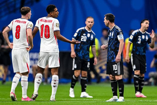 ATLANTA, GEORGIA - JULY 15: Jude Bellingham of England discusses with Lionel Messi of Argentina during the FIFA World Cup, WM, Weltmeisterschaft, Fussball 2026 Semi Final match between England and Argentina at Atlanta Stadium on July 15, 2026 in Atlanta, Georgia.  Copyright: xMBxMediax