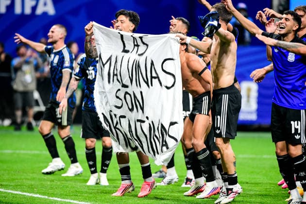 ATLANTA, GEORGIA - JULY 15: players of Argentina show a banner that reads Las Malvinas son Argentinas, The Malvinas (Falkland Islands) belong to Argentina, after the FIFA World Cup, WM, Weltmeisterschaft, Fussball 2026 Semi Final match between England and Argentina at Atlanta Stadium on July 15, 2026 in Atlanta, Georgia.  Copyright: xMBxMediax