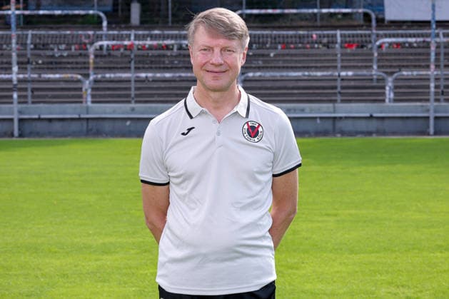 Vereinsarzt Dr. Eduard Gorr; FC Viktoria Köln 1904 e.V.; 3.Liga, Porträttermin 2026 2027 am 16.07.2026 im Sportpark Höhenberg Nordrhein-Westfalen Deutschland *** Club Doctor Dr. Eduard Gorr, FC Viktoria Köln 1904 e.V. (3rd Division), photo shoot for the 2026–2027 season on July 16, 2026, at Sportpark Höhenberg, North Rhine-Westphalia, Germany