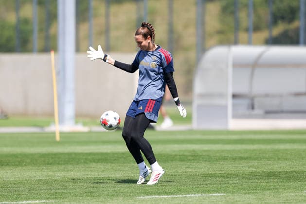 Ena Mahmutovic (FC Bayern Muenchen, 01) mit Ball beim Training, GER, FC Bayern Muenchen Frauen Training, Fussball, Google Pixel Frauen-Bundesliga, Saison 2026 2027, 16.07.2026, GER, FC Bayern Muenchen Frauen Training, Fussball, Google Pixel Frauen-Bundesliga, Saison 2026 2027, 16.07.2026 Muenchen *** Ena Mahmutovic, FC Bayern Munich, 01 with the ball during training, GER, FC Bayern Munich Women s Training, Soccer, Google Pixel Women s Bundesliga, 2026–2027 Season, July 16, 2026, GER, FC Bayern Munich Women’s Training, Soccer, Google Pixel Women’s Bundesliga, 2026–2027 Season, July 16, 2026, Munich Copyright: xEibner-Pressefoto JennixMaulx EP_JML